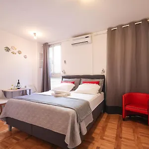 https://sea-organ-apartment-2-oldtown-studio.hotelinzadar.com